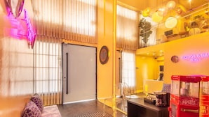 A hotel room with a sofa, a coffee machine, and a vending machine. - Hotel Living 55 (Bogotá)