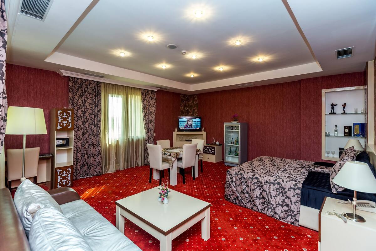 Suite | Minibar, in-room safe, desk, iron/ironing board (on request)