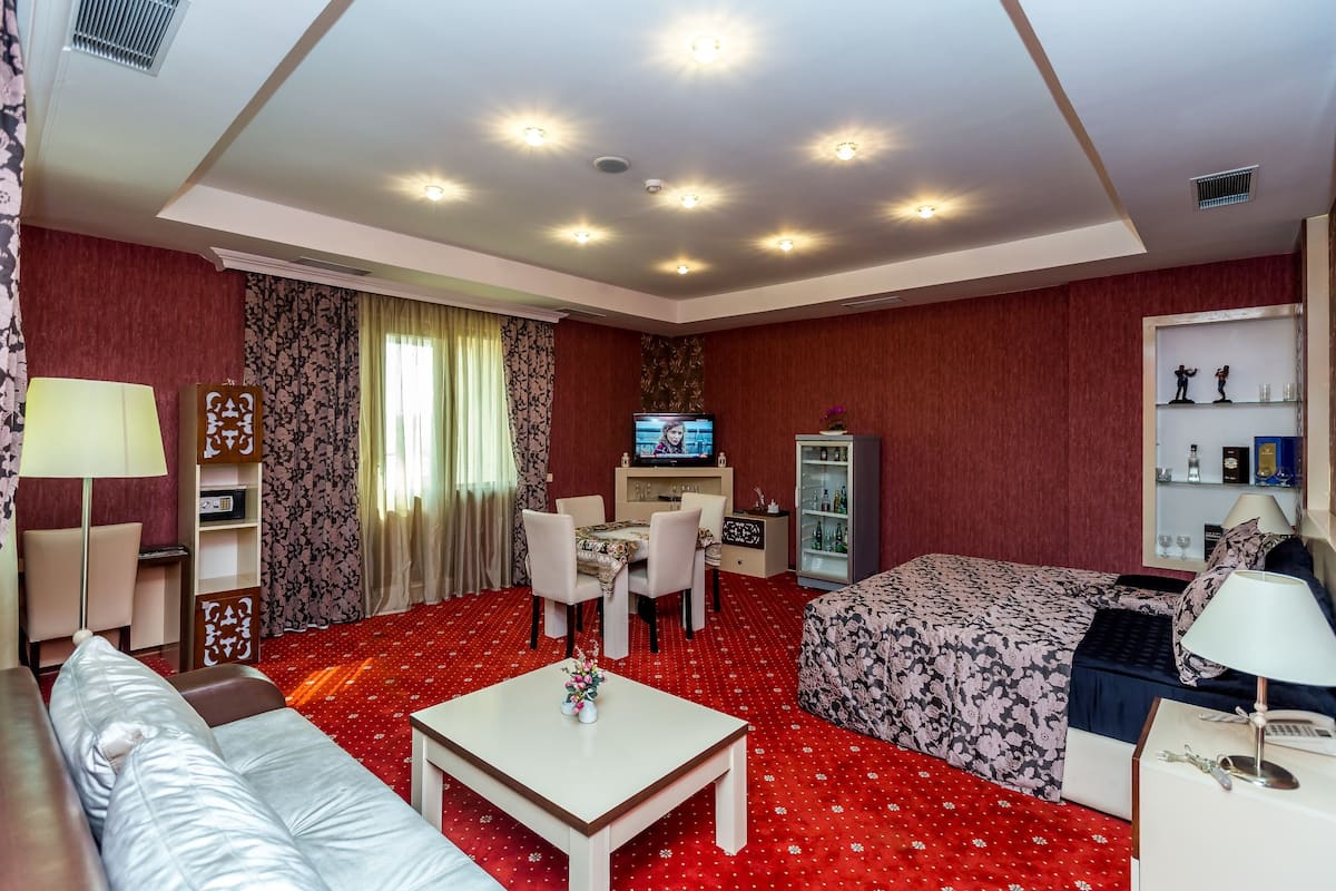 Suite | Een minibar, een kluis op de kamer, een bureau