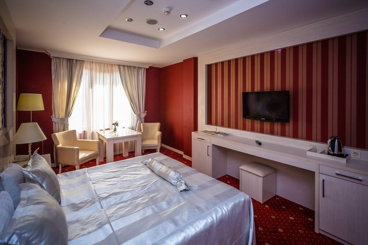 Standard Single Room | Minibar, in-room safe, desk, iron/ironing board (on request)