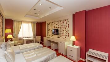 Habitación triple estándar | Minibar, caja fuerte, escritorio y tabla de planchar con plancha