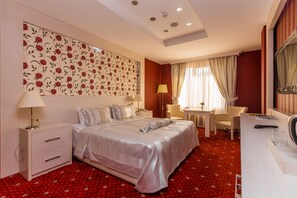 Minibar, caja fuerte, escritorio y tabla de planchar con plancha