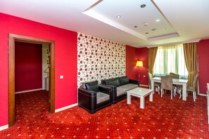 Suite junior | Minibar, caja fuerte, escritorio y tabla de planchar con plancha