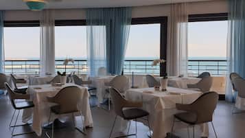Colazione a buffet, servita tutte le mattine (25 EUR a persona)