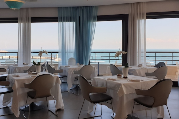 Petit déjeuner buffet (25 EUR par personne)