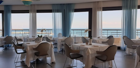 Desayuno buffet diario (EUR 25 por persona)