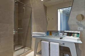 Classic Double Room | Bathroom | Shower, free toiletries, hair dryer, slippers - JR Hotels Bari Grande Albergo delle Nazioni (Bari)
