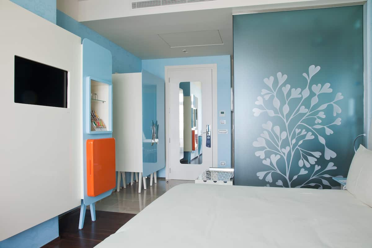 Habitación Deluxe, habitaciones comunicadas (Family) | Minibar, caja fuerte, escritorio y espacio para trabajar con un portátil