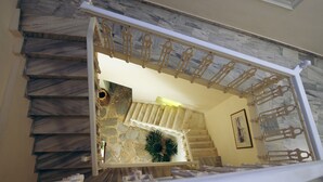 Una scalinata in marmo con ringhiera bianca e balaustra decorativa.