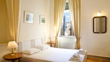 Standaard kamer, 1 twee- of 2 eenpersoonsbedden | Individueel gedecoreerd, individueel gemeubileerd, een bureau