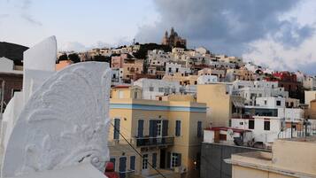 Vista de un pueblo en la ladera de una colina, con edificios y una iglesia destacada en la cima.