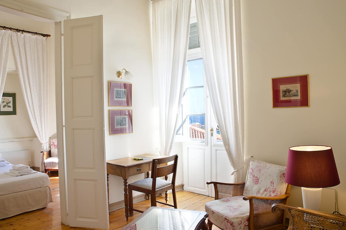 Suite Superior, vista mare | Area soggiorno | TV 14 pollici con canali via cavo