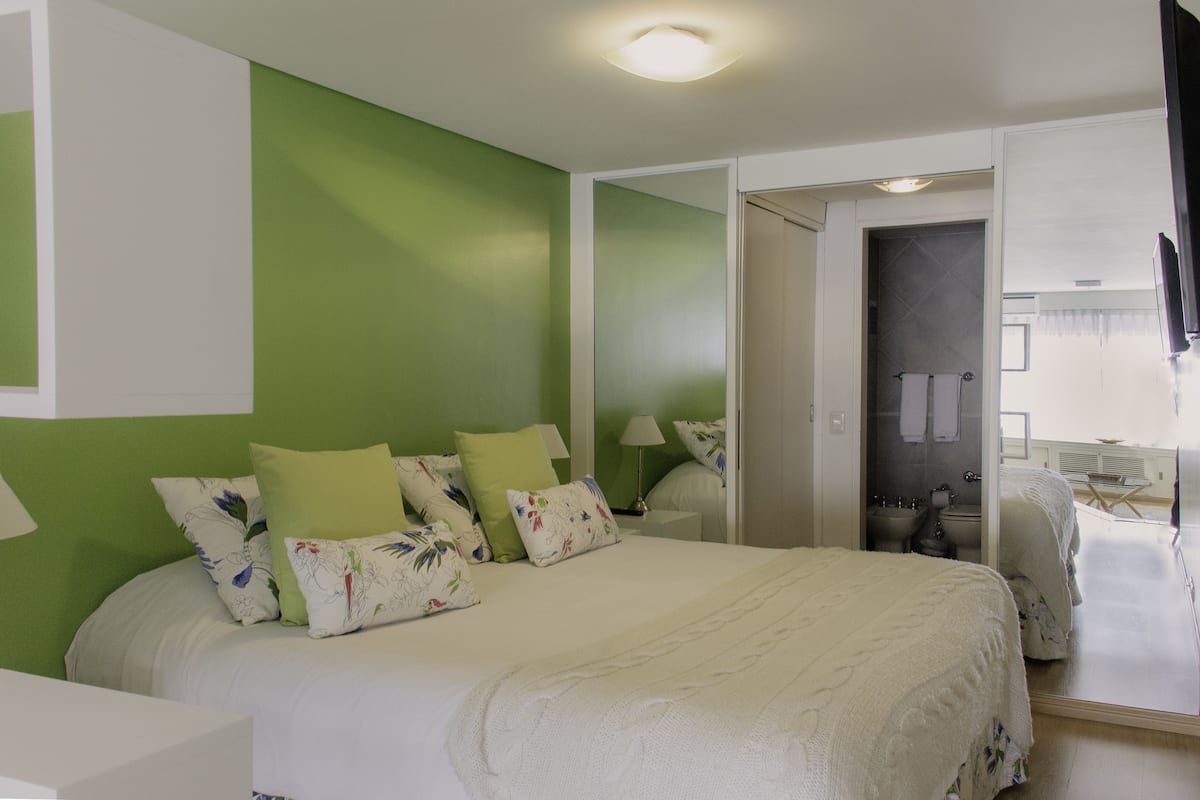 Studio | Living room | 32-inch LCD TV with cable channels, TV