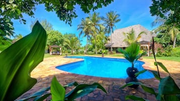 Una piscina al aire libre, camas de piscina gratis