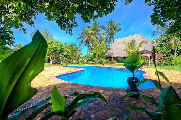 Una piscina al aire libre, camas de piscina gratis