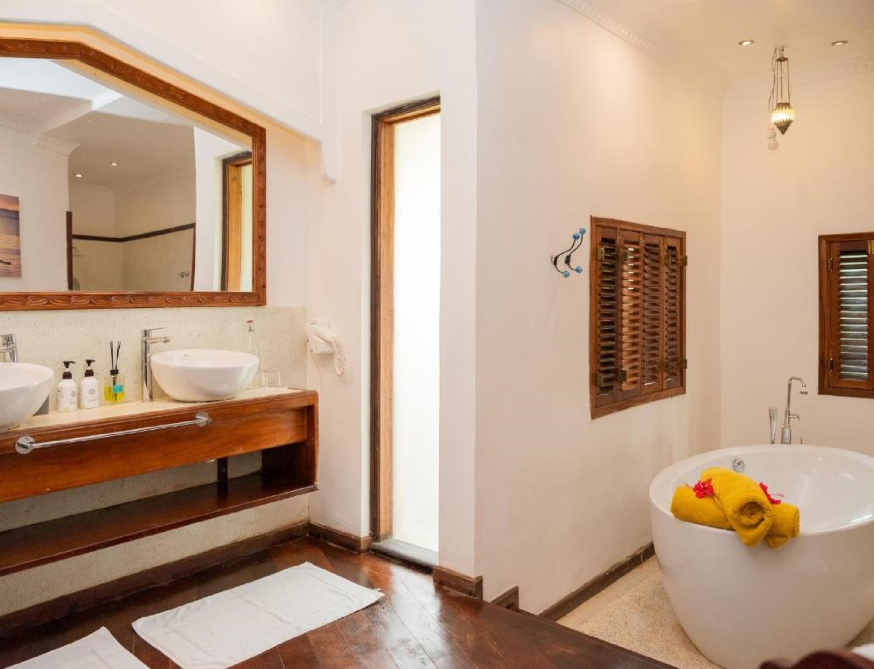 standard bungalow | bathroom | shower, free toiletries, hair dryer, towels
