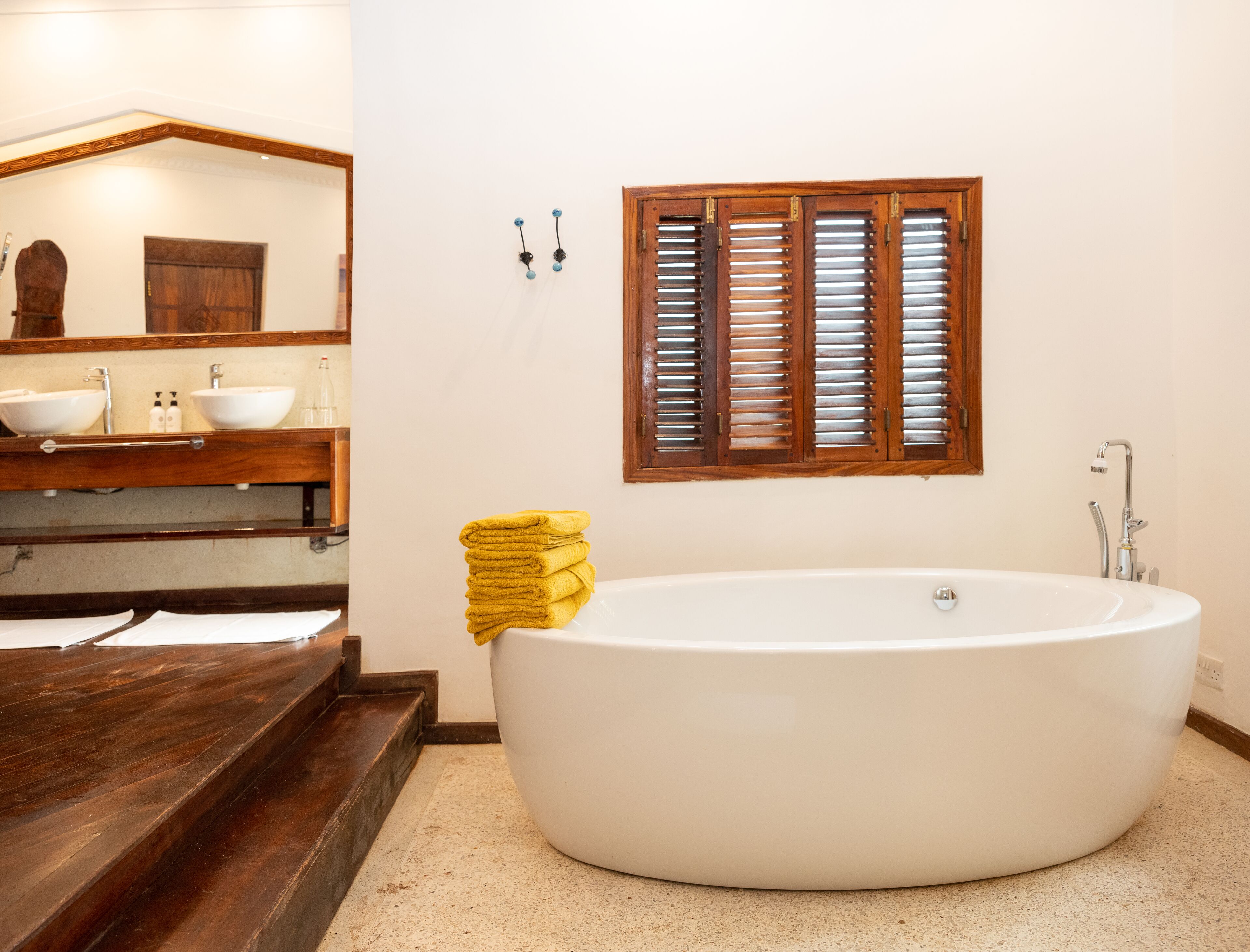 standard bungalow | bathroom | shower, free toiletries, hair dryer, towels