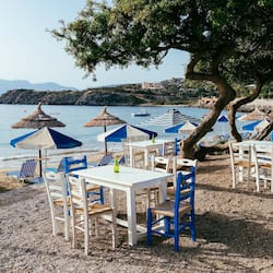 Aperto a colazione, pranzo e cena, con vista sulla spiaggia