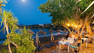 Se sirven desayunos, comidas y cenas con vista a la playa