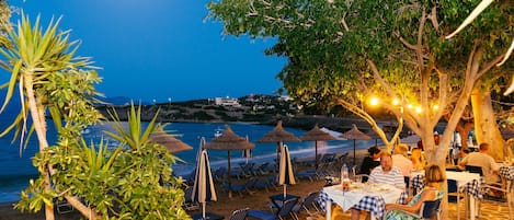 FrĂŒhstĂŒck, Mittagessen, Abendessen, Blick auf den Strand