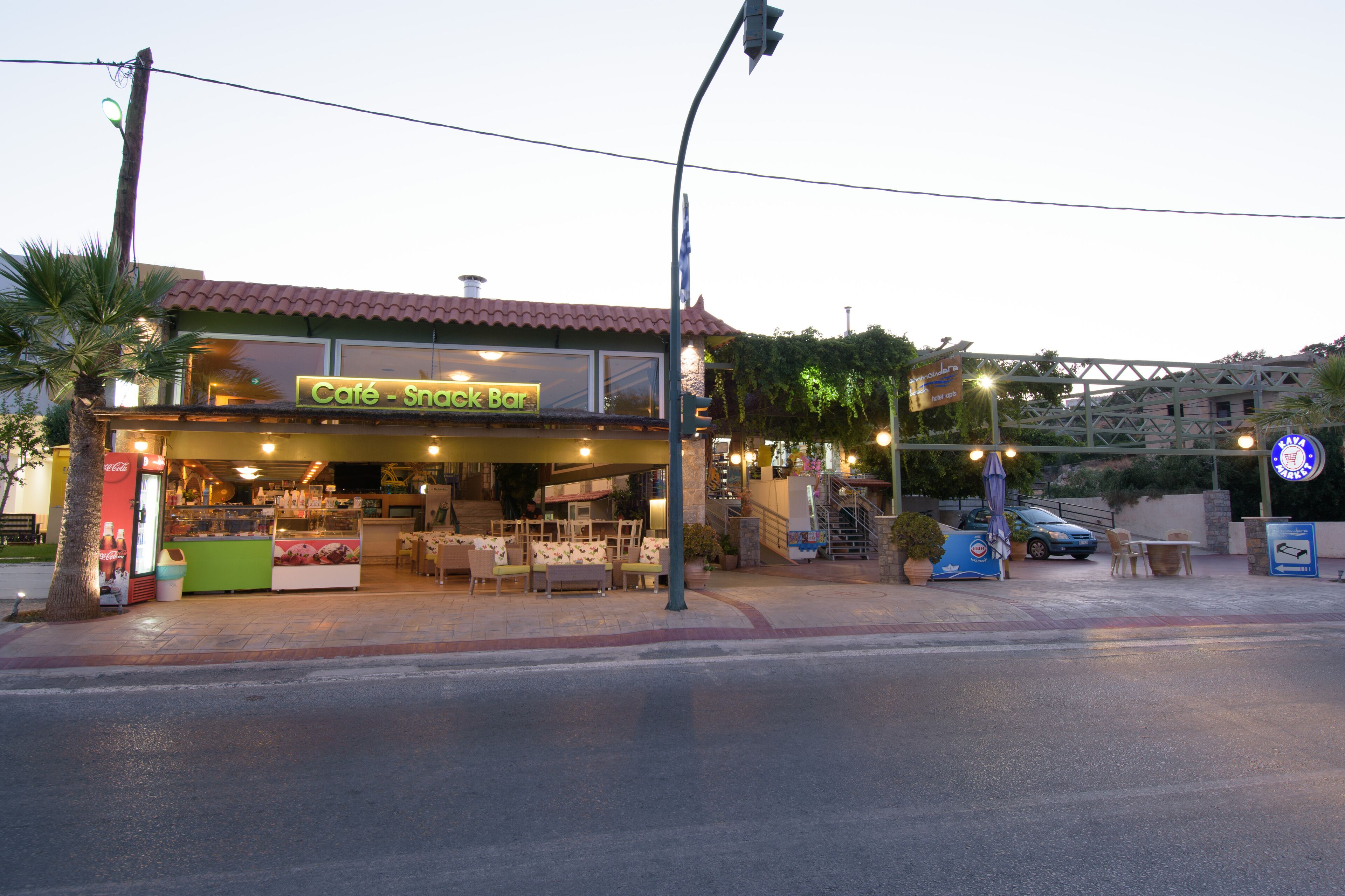 Una cafetería con terraza y escaparate visible.