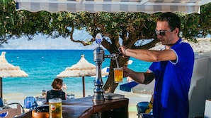 Eine Bar mit Zapfhahn und einem Glas Bier auf der Theke.