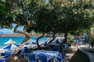 Serviço de café da manhã, almoço, jantar; vistas para a praia