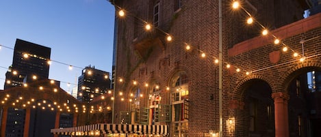 2 bars/lounges, rooftop bar