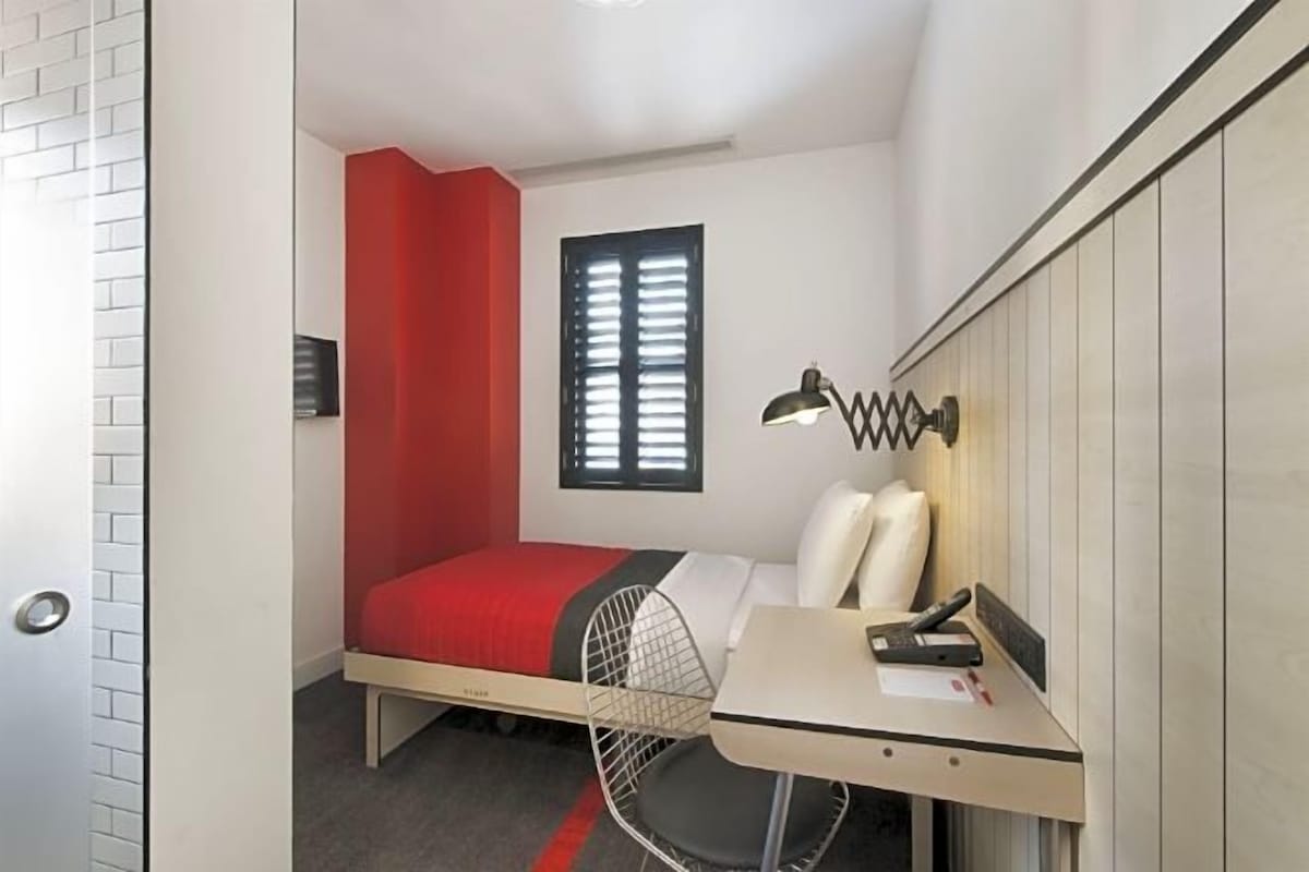 Hypo-allergenic bedding, in-room safe, desk, laptop workspace