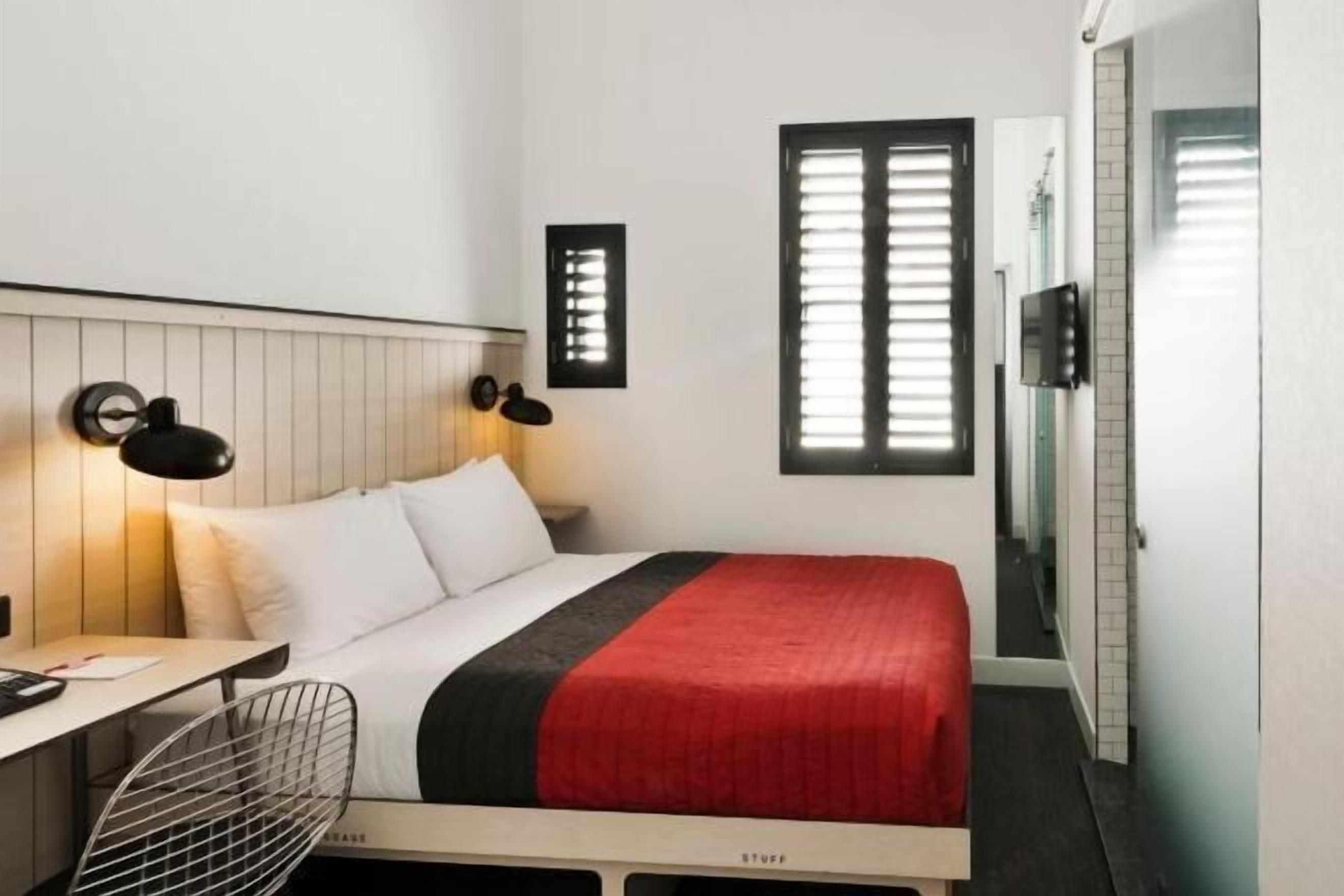 Ylelliset vuodevaatteet, tallelokero huoneessa, työpöytä, pimennysverhot