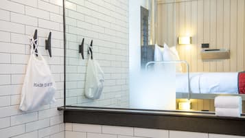 Shower, rainfall showerhead, free toiletries, hair dryer