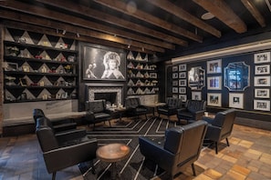 2 bars/lounges, rooftop bar