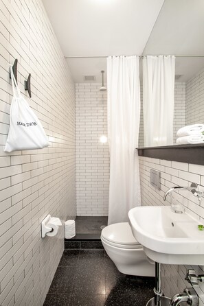 Shower, rainfall showerhead, free toiletries, hair dryer