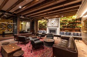 2 bár/társalgó, tetőtéri bár