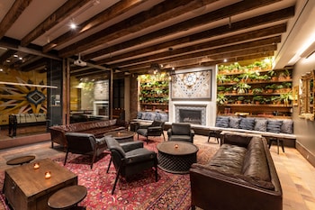 2 bars/lounges, rooftop bar at Pod 39