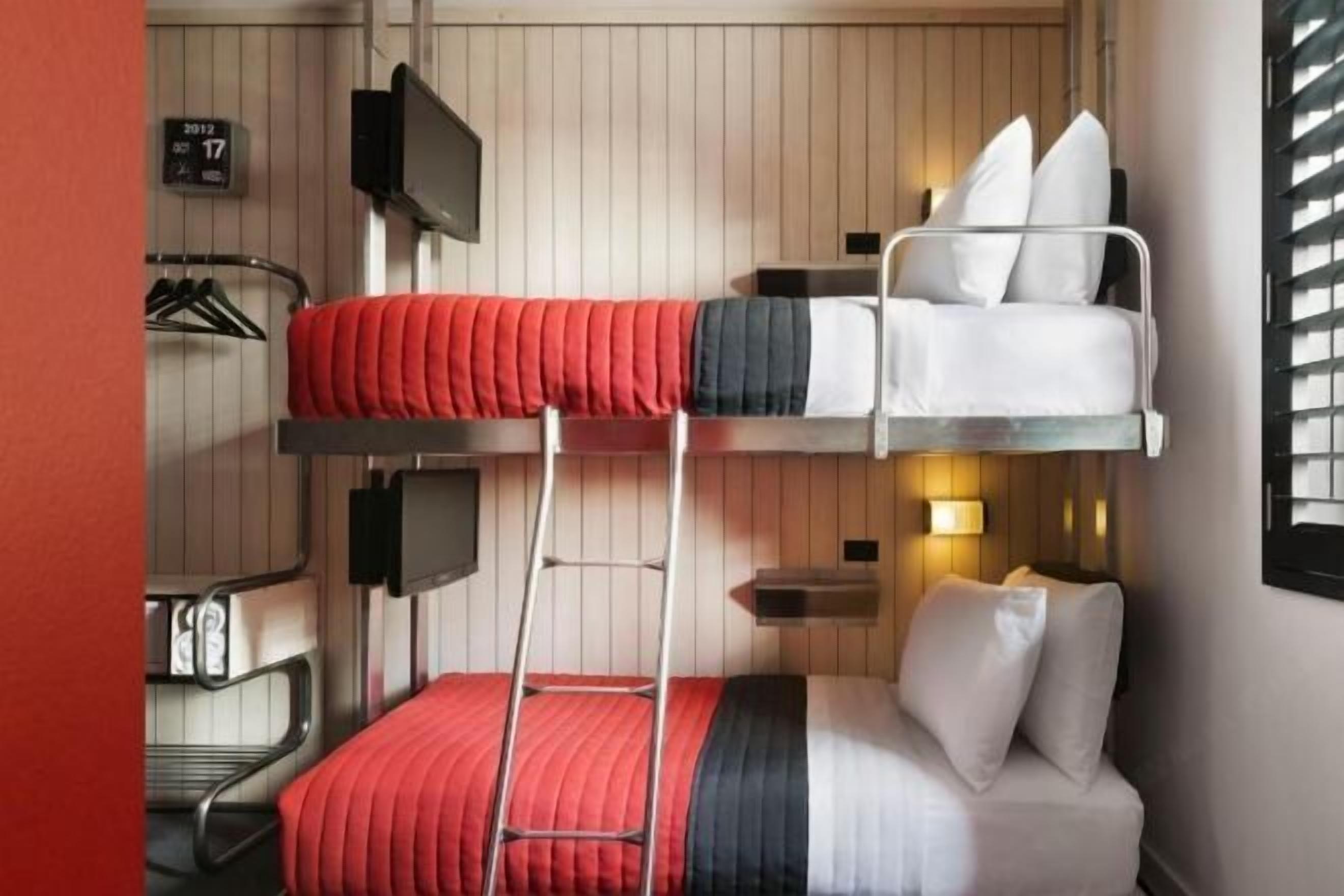 Ylelliset vuodevaatteet, tallelokero huoneessa, työpöytä, pimennysverhot