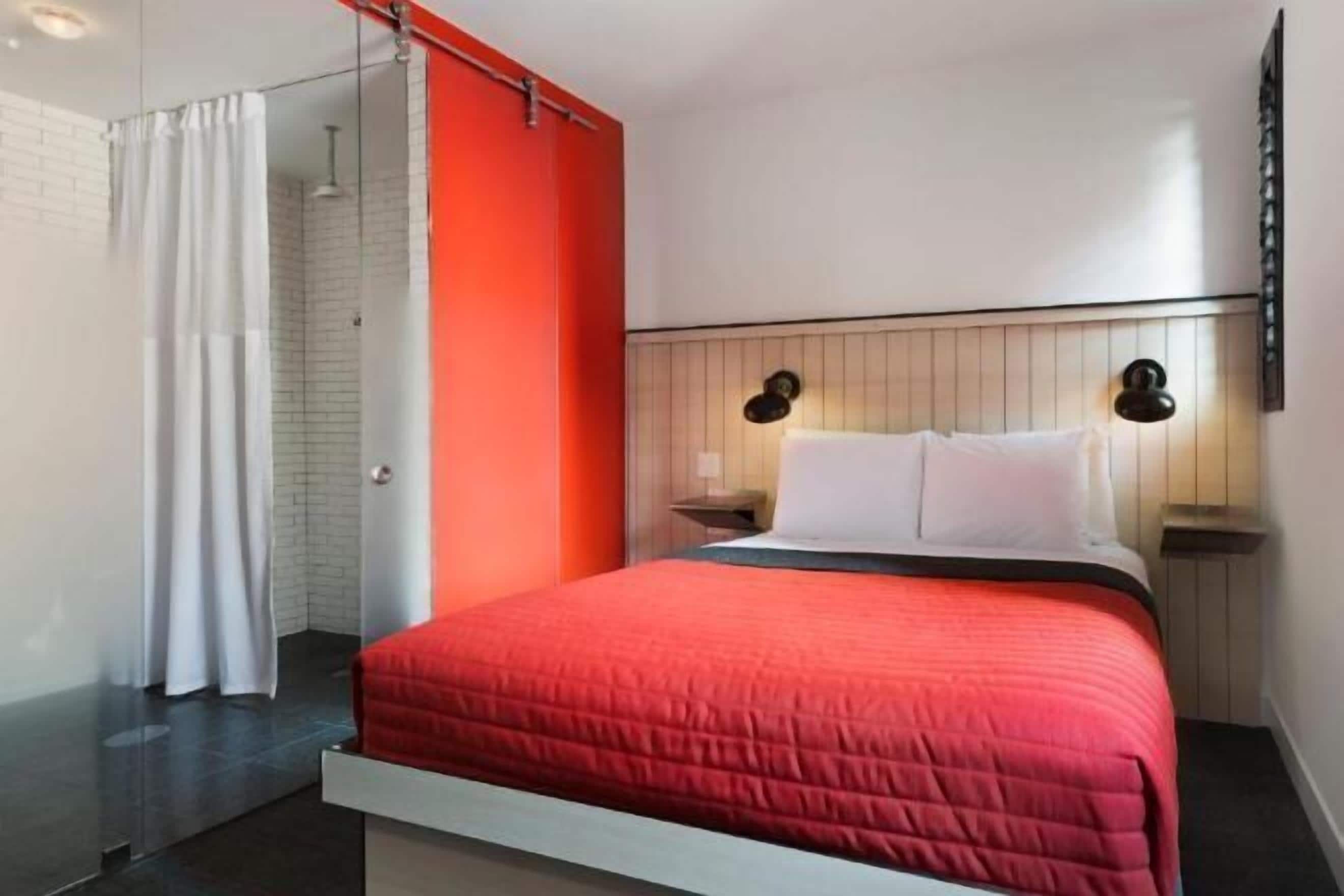 Ylelliset vuodevaatteet, tallelokero huoneessa, työpöytä, pimennysverhot