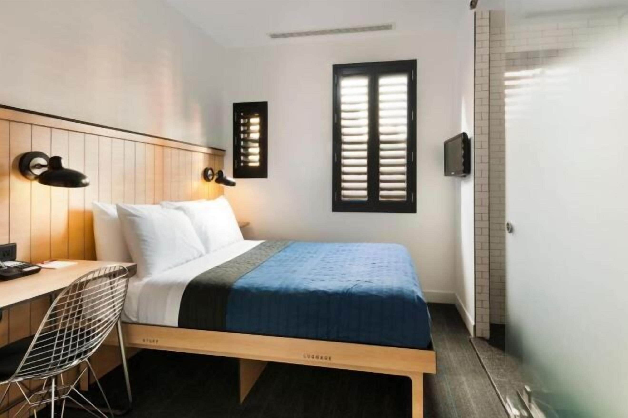 Ylelliset vuodevaatteet, tallelokero huoneessa, työpöytä, pimennysverhot