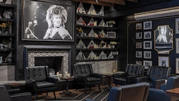 2 bars/lounges, rooftop bar