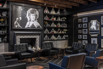 2 bars/lounges, rooftop bar at Pod 39