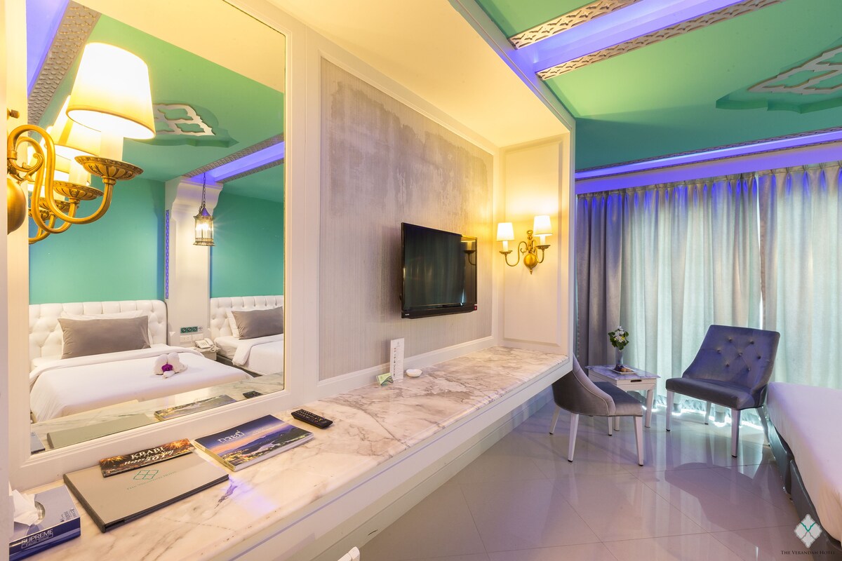 Minibar, brankas, meja kerja, dan kedap suara