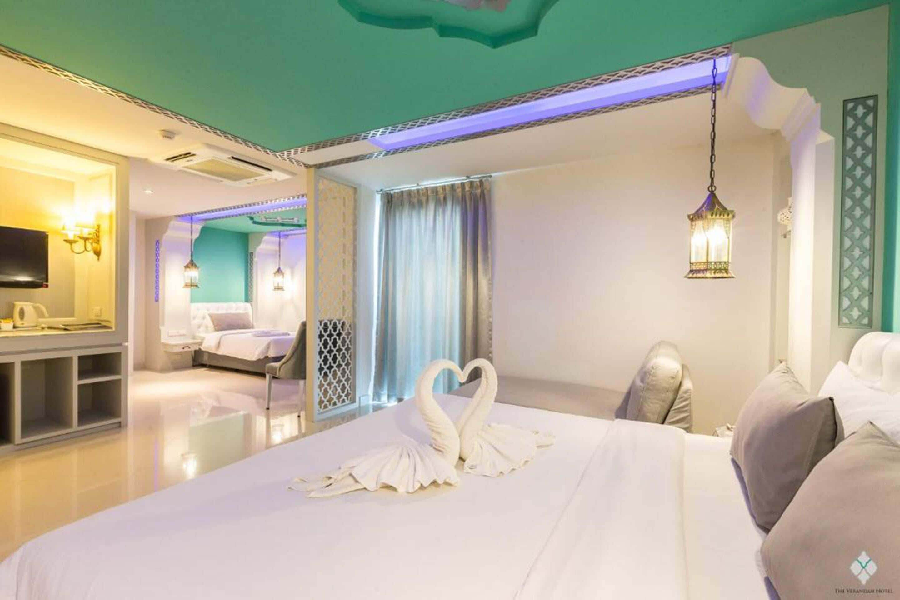 family room | minibar, in-room safe, desk, soundproofing