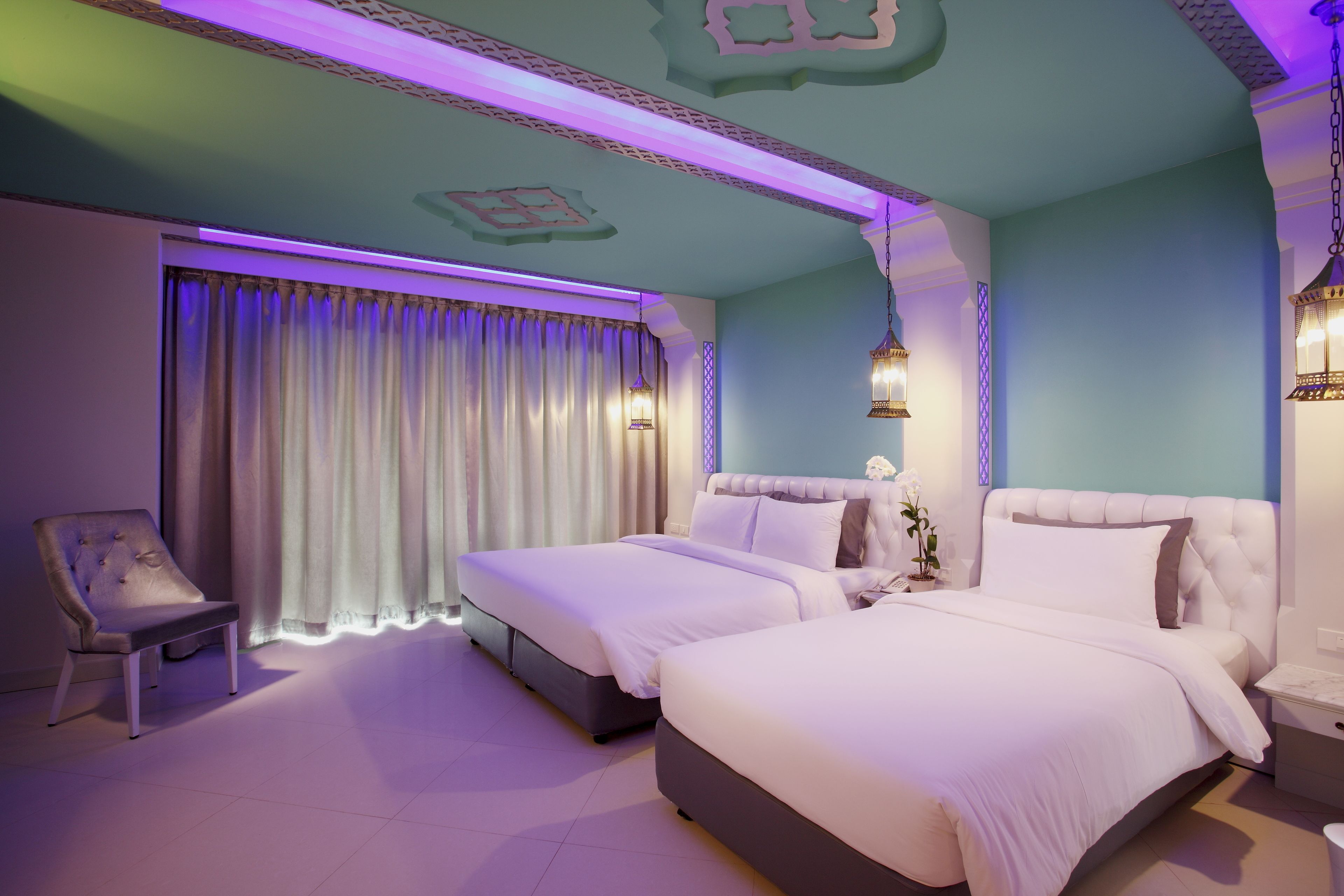 family room | minibar, in-room safe, desk, soundproofing