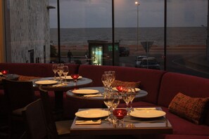 Breakfast, lunch, dinner served; international cuisine, sea views 