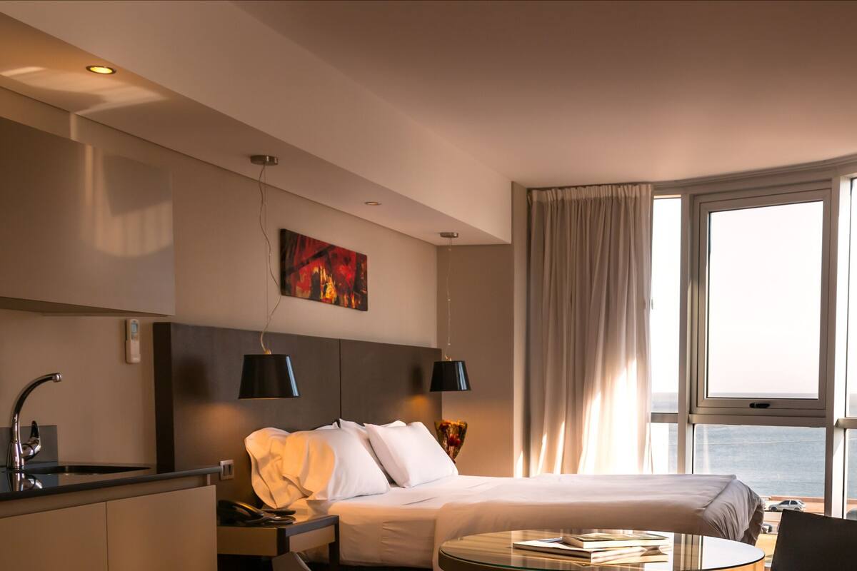 Suite, vistas al río | Colchones con acolchado adicional, minibar, caja fuerte