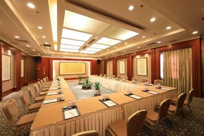 A conference room with a long table, chairs, and a projector screen. - Yucheng Hotel (Suzhou)