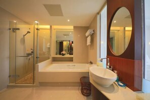 A modern bathroom with a glass-enclosed shower, a large bathtub, and a round mirror. - Yucheng Hotel (Suzhou)