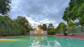 Hồ bơi ngoài trời