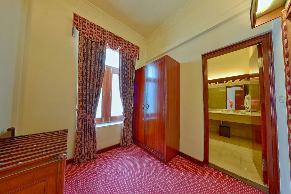 Een minibar, een kluis op de kamer, een bureau, geluiddichte muren