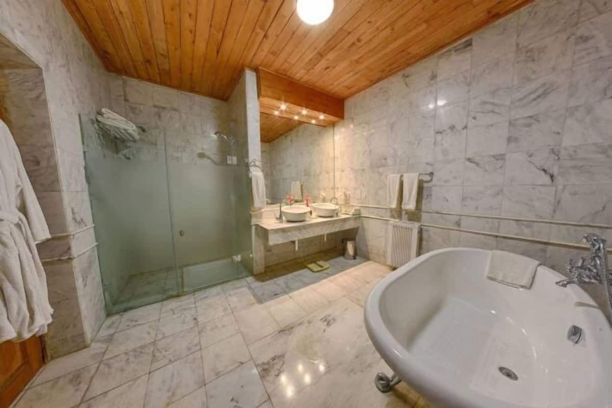 Badkamer | Een douche, een haardroger, pantoffels, handdoeken